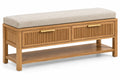 Banc beige avec coussin clair, deux tiroirs striés et tablette basse